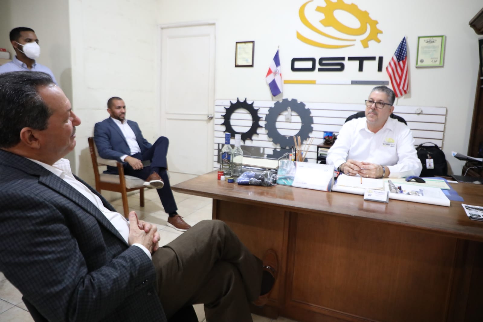 Automatización:  Porfirio Peralta se reúne con ejecutivos  de Osti Industrial